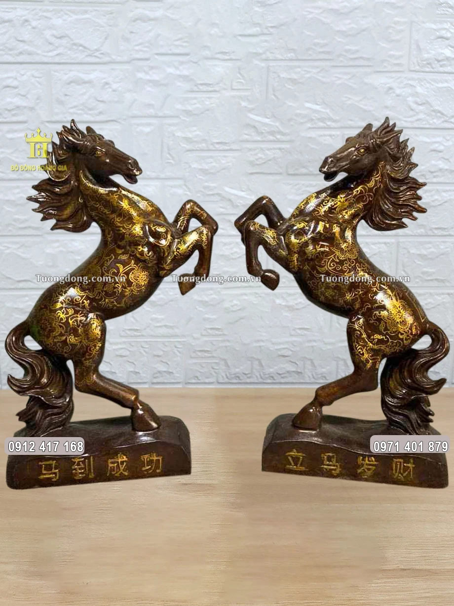 Hình ảnh nhìn nghiêng của bức tượng ngựa